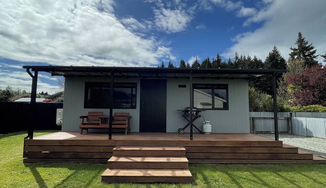 Romantic 1-bedroom guesthouse with all the extras! in Te Anau