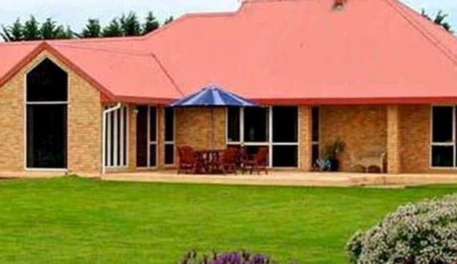 Romantic Vacation Getaway Surrounded by Gardens in Canterbury, South Island in Lincoln
