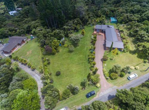 Romantic vintage retreat away in West Auckland in Swanson