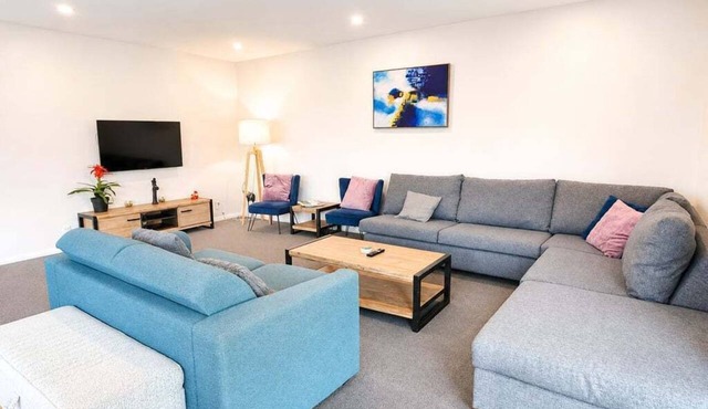 Room to spread out · fenced lawn, pets welcome - Weston Villa in St Albans