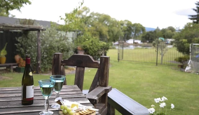 Rose Lake Retreat - Spa Pool, Lake Views, Sleeps 8