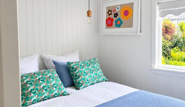 Rosies cottage hideaway in Stanmore Bay with lovely seaview in Whangaparaoa