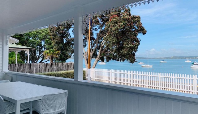 Russell Accommodation - 9 The Strand - 4 Bedroom - Historic - Beach Front in Russell