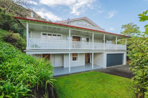 Russell Accommodation Escape North - 6 Bedrooms - Russell Central - 14 Guests in Russell