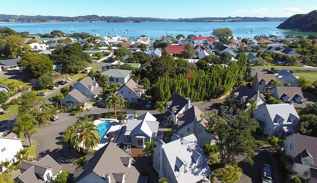 Russell Cottages - Sandy Jandal - 5 Bedroom - POOL-SPA-BBQ in Russell