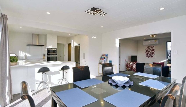 Russley home near the airport, single level with parking in Christchurch