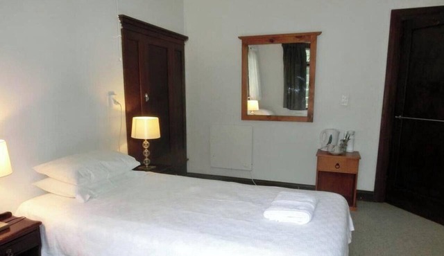 Rustic Farm Accommodation Surrounded by Gorgeous Countryside Views near Lake Karapiro, North Island