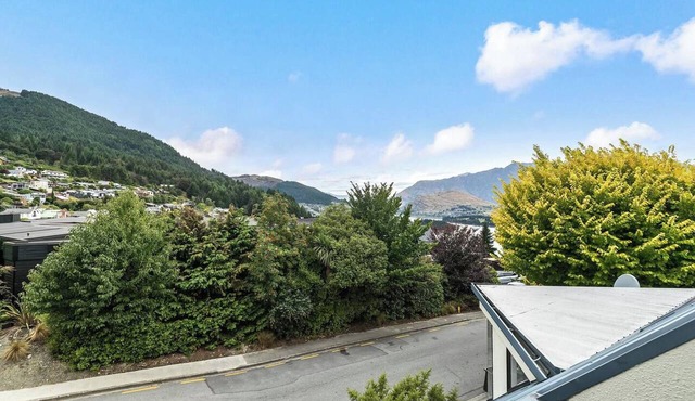 Sarahs Scenic Stay | Mountain Lake Views in Queenstown