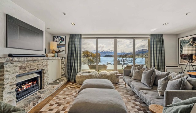 Sauna & Stunning Lakeview Apartment in Wanaka in Wanaka