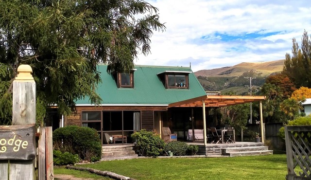 Sch hols avail INTERNET now installed view from all windows. Beach 15 sec stroll in Diamond Harbour