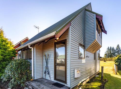 Scottbase - Waimarino Holiday Home