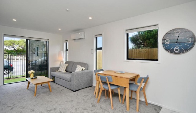 Sea air and Sandy Beach, beautiful 1 bed 1 bath in Christchurch