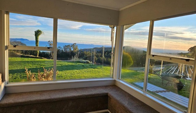 Sea & Mountain Views Retreat on Rosemary Farm in Whiritoa