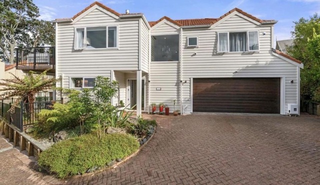 Sea-view home with city ferry and king ensuite