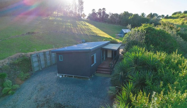 Seascape Cottage - Mahinepua Bay Clifftop Retreat in Kaeo