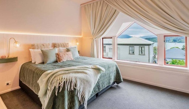 Seaview Family Stay Akaroa - Spacious, Sunny & 2 carparks - 2 min walk to waterfront in Akaroa