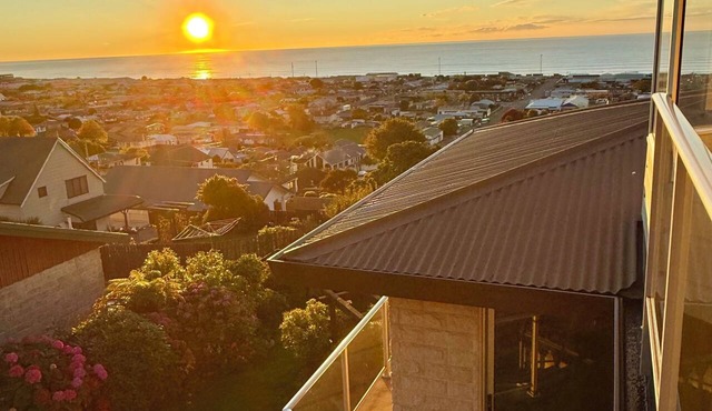 Seaview Hill Retreat - You Will Love the View & Enjoy Your Time Here in Oamaru