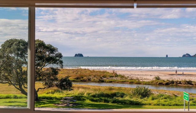 Seaview Studio Apartment - Beachfront with Heated Pool in Whitianga