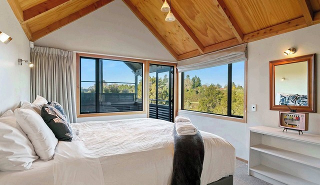 Secluded with Great Views & Central Heating in Taupo