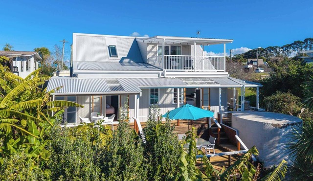 Shelly Beach Cottage – Sunny Coastal Stay in Waiheke Island