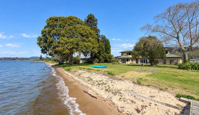 Shore Haven - Lakefront, Spa Pool, Sleeps 8 in Rotorua
