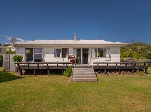 Silver Sands - Cooks Beach Holiday Home in Cooks Beach
