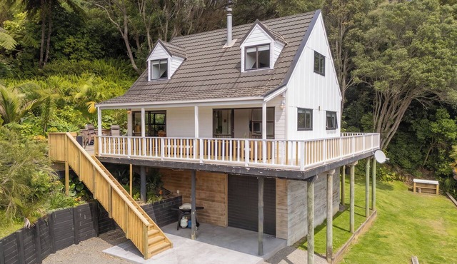 Skippers View - Onemana Holiday Home in Whangamata
