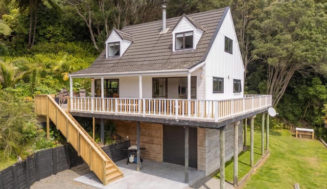 Skippers View - Onemana Holiday Home in Whangamata