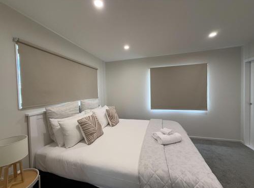 SkyStars Brand New 5BR Skyline Haven 01 in Auckland