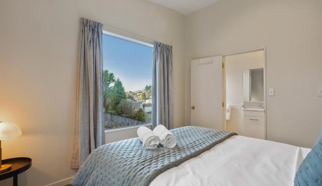 Sleek Alpine 4BR Panoramic Queenstown Views in Queenstown