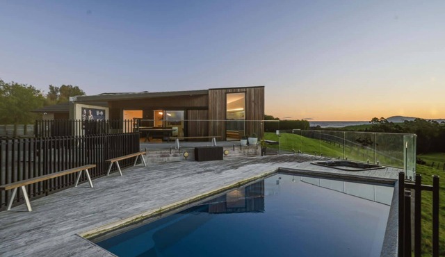 Slice of Paradise - Swimming Pool, Spa Pool & Country Views