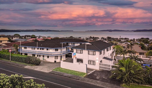 Snells Beach Motel in Auckland
