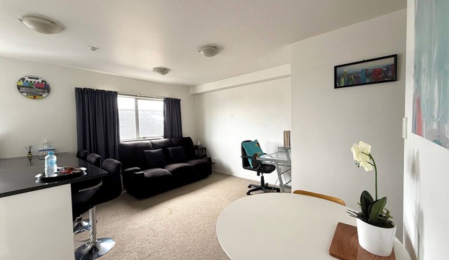 Solo/Couples/Groups 1-10 persons, 4 bedrooms, 1.5bath, 2 parks - full apartment in Auckland