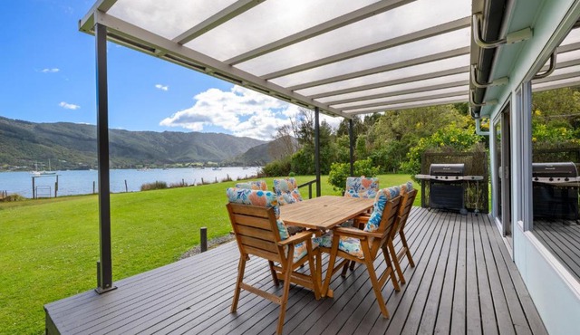 Sounds Serenity - Marlborough Sounds Holiday Home in Linkwater