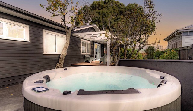 Spa on Broadway - 3 Bedroom house one block from the Square