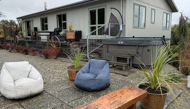 Spa Pool | Private Pond | Mountain Views | 3 mins to Cromwell,Sleeps 6 in Cromwell