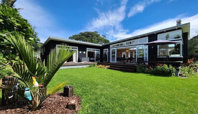 Spa Pool, stunning views of native trees and stream, steps away from the beach