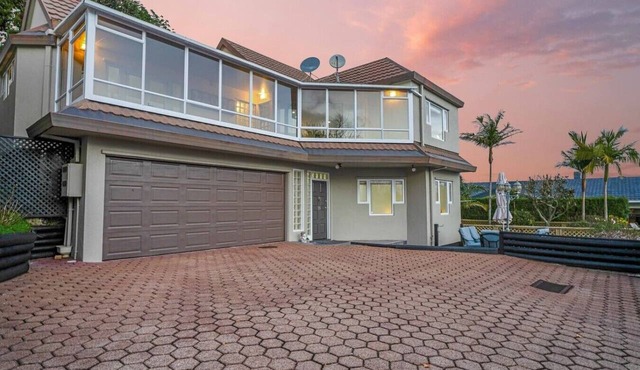 Spacious Mt Eden Oasis | Views, Parking, Air-Con