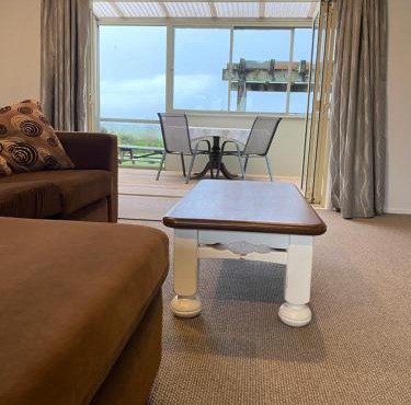 Spacious 2-Bedroom Guest House - Easy Access, Near Pukehina Beach in Pukehina