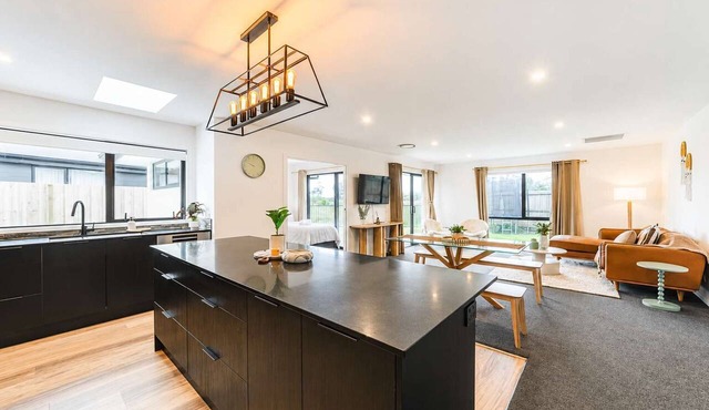 Spacious 4BR Home | Spa and Two Lounges + Games in Christchurch