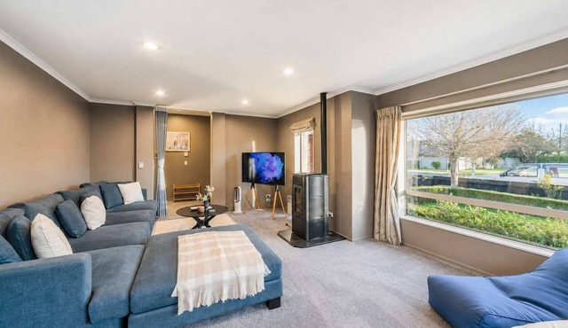 Spacious 4BR Retreat | Halswell Domain Park & Lake Views in Christchurch