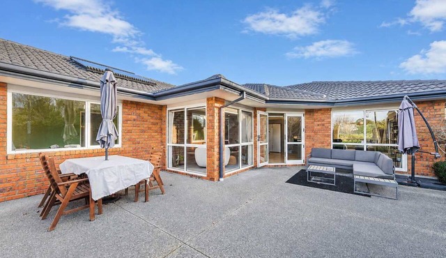 Spacious 4BR Retreat | Halswell Domain Park & Lake Views in Christchurch