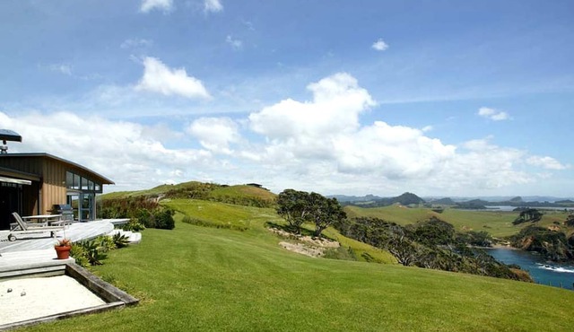 Spacious Deluxe Cottage Escape for Eight Guests near Ngunguru Bay, North Island