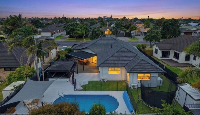 Spacious Family Beach House with Pool – Perfect Papamoa Getaway in Tauranga