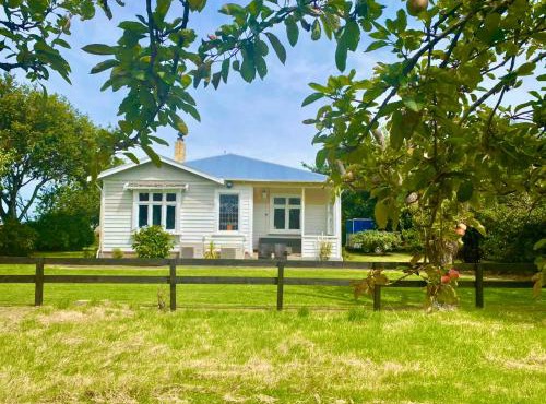 Spacious, Fully Equipped 3 Bedroom Country Farmhouse , Peaceful Setting Near the Beach and Town in Waimatuku