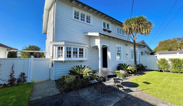 Spacious Haven by Bespoke Stays in Devonport