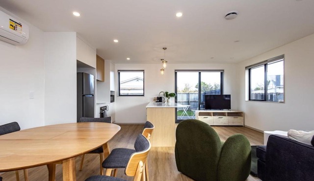 Spacious Hornby Home Sleeps 8 Garage & Yard in Christchurch