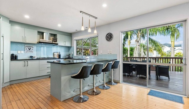 Spacious Greenhithe Sanctuary | Air-Con and Deck in Auckland North Shore