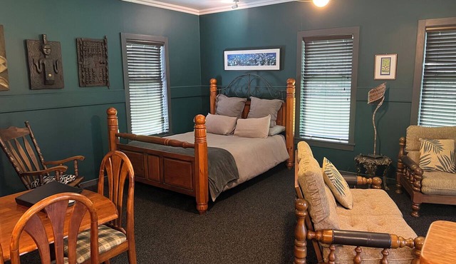 Spacious Retreat with Hot Tub. Great for families!