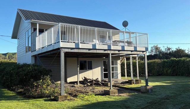 Spacious Waimārama Beach House with Large Deck